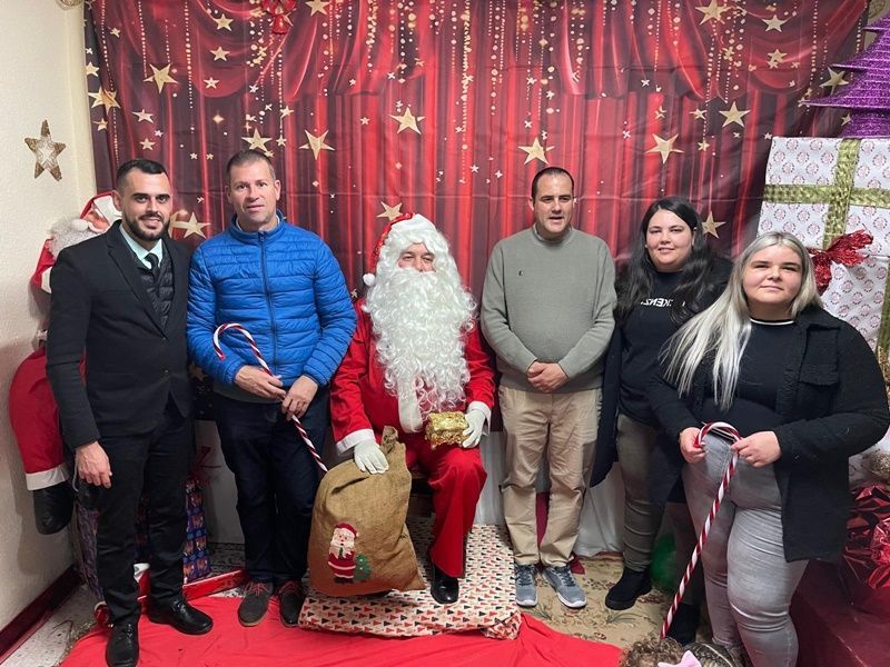 Papá Noel visita la Casa de Ceuta en Algeciras y llena de ilusión a medio centenar de niños. 